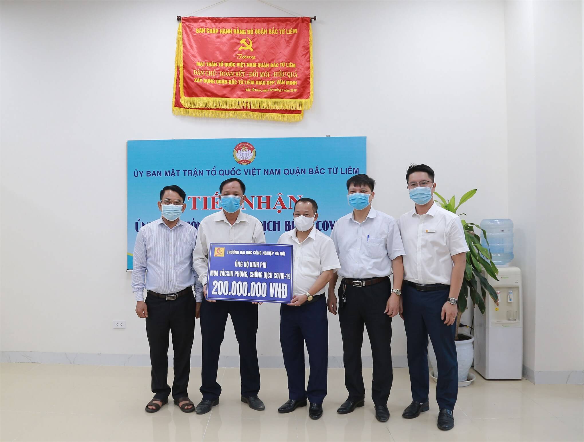 Đại học Công nghiệp Hà Nội (HaUI) ủng hộ 200 triệu đồng cho “Quỹ vắc-xin phòng chống COVID-19” tại UBMTTQVN quận Bắc Từ Liêm