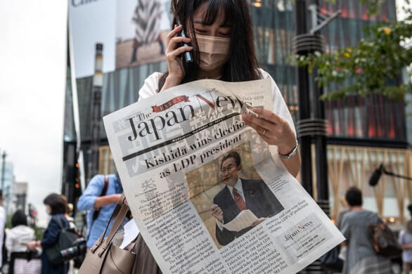 Người dân Tokyo đọc ấn phẩm đặc biệt của The Japan News thông báo ông Kishida Fumio trở thành tân chủ tịch LDP ngày 29-9 - Ảnh: AFP